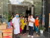 Ông Đoàn Ngọc Hải tặng quà cho người bệnh điều trị  tại Bệnh viện Đa Khoa Khu vực Yên Minh.