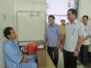 Các Đồng chí Lãnh đạo tỉnh, huyện tặng quà cho Bệnh nhân là thương binh tại Bệnh viện